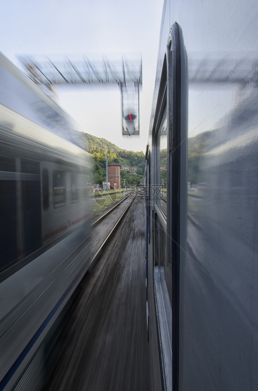 车站内两列火车的视图图片