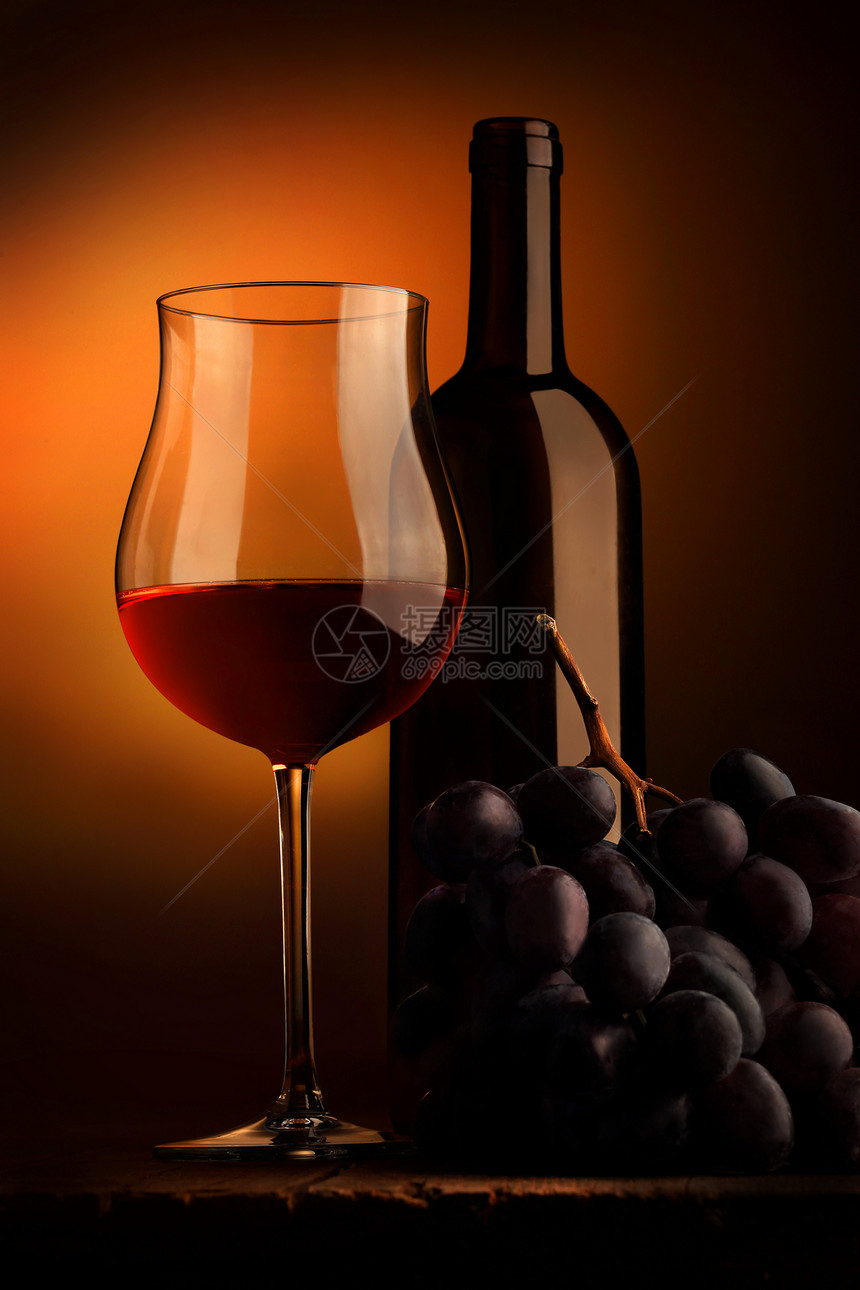 一杯红酒一瓶和一串葡萄图片