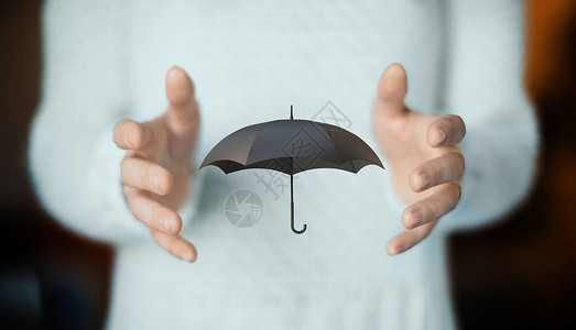 手上的雨伞保险或雨的概念图片