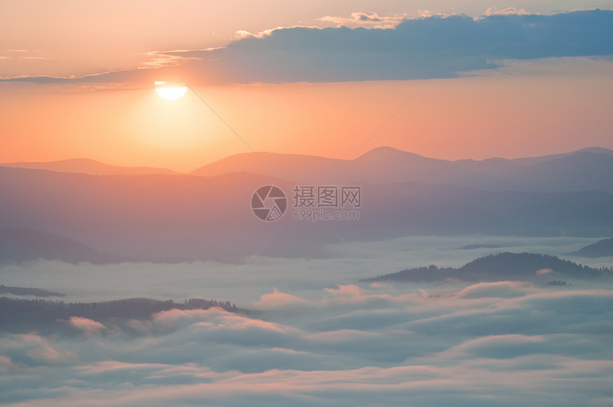 山中雾云中的日出图片