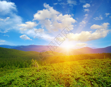 与太阳的山风景图片