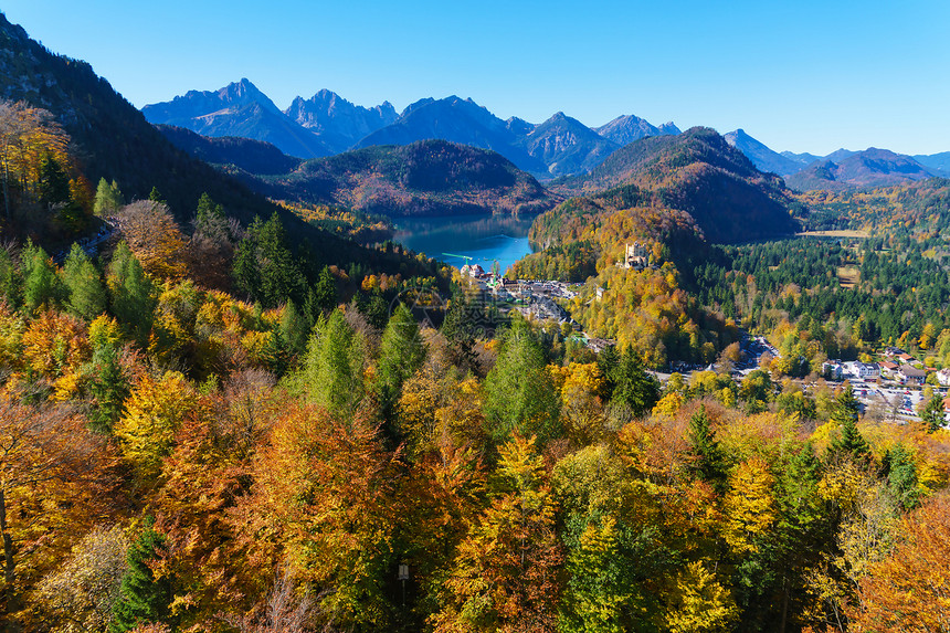 位于德国巴伐利亚市Neuschwanstein城堡和阿尔卑斯山落附近Hohenschw图片