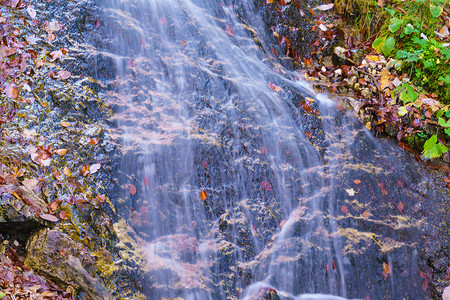 秋天的高山流水瀑布背景图片