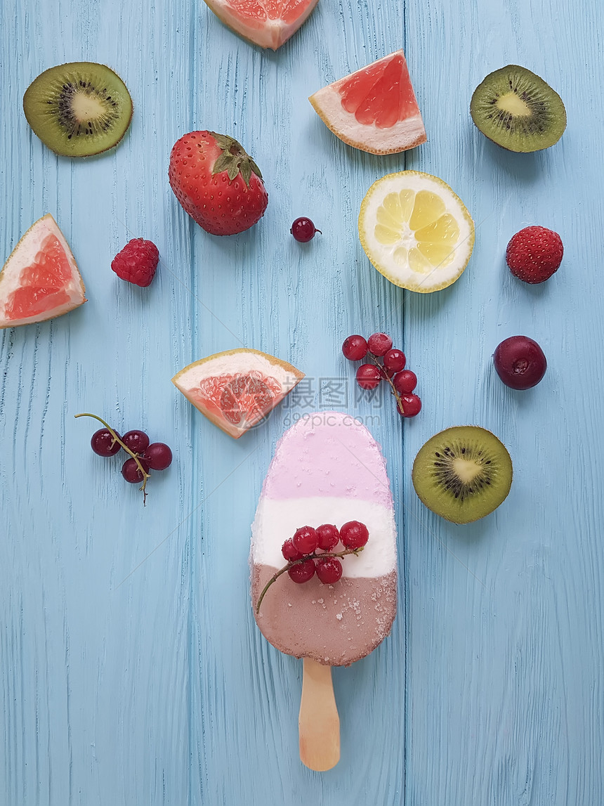 蓝色木质背景中的冰淇淋水果图片