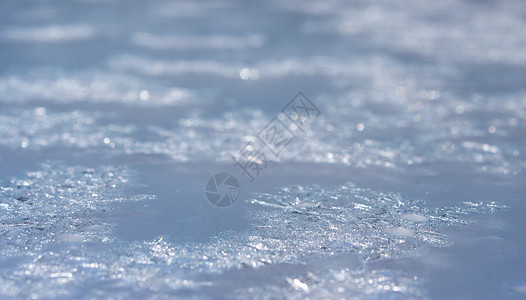 窗子上的冰霜是浅蓝色的窗子上的冷冻水能制造银色图片