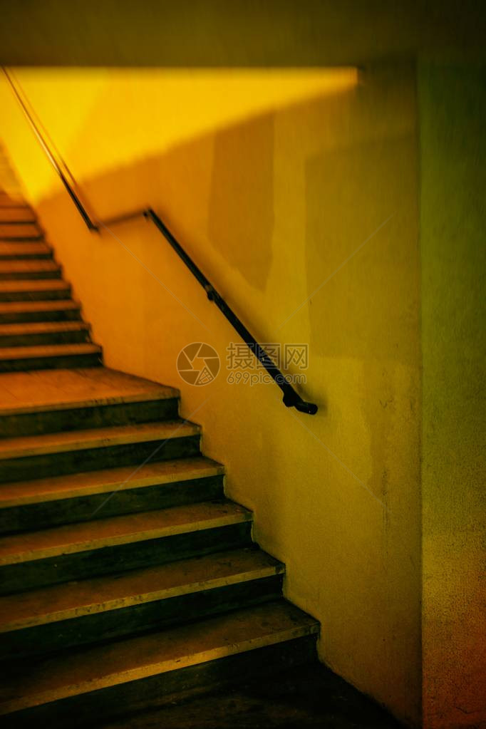 在地下通道的黄楼梯图片