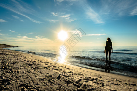 日落海滩太阳下海的妇女夏天背景波图片