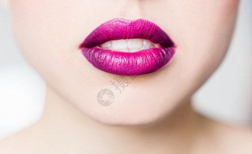 亮的雌嘴唇口红紫粉色时尚的青春颜色图片