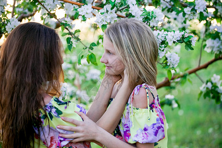 繁花似锦的花园春天了开花的苹果树自然春天的花朵盛开的苹果园母亲和女儿图片