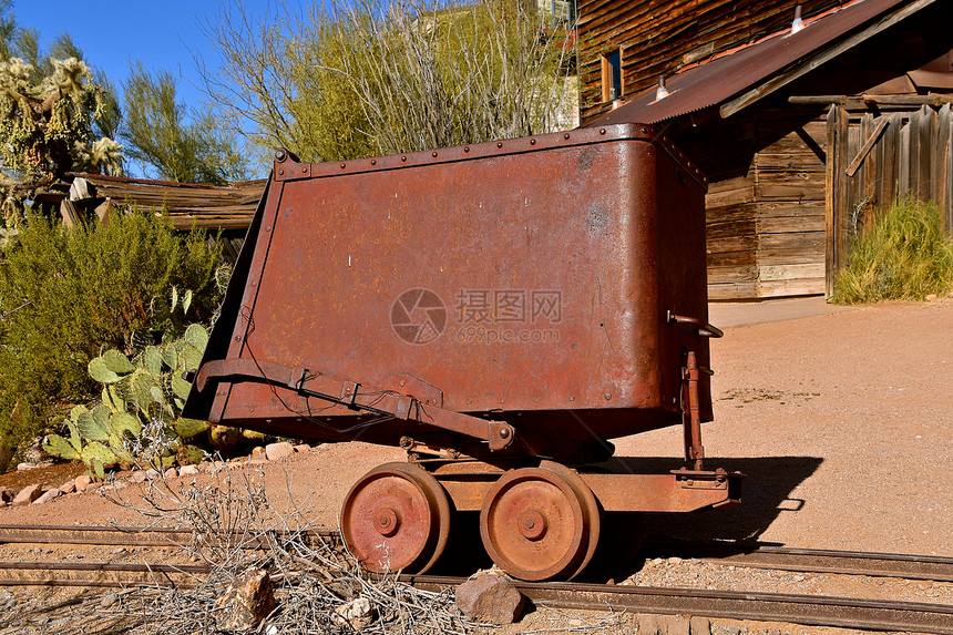 铁路轨道上一个老旧的生锈采矿手持小卡车图片
