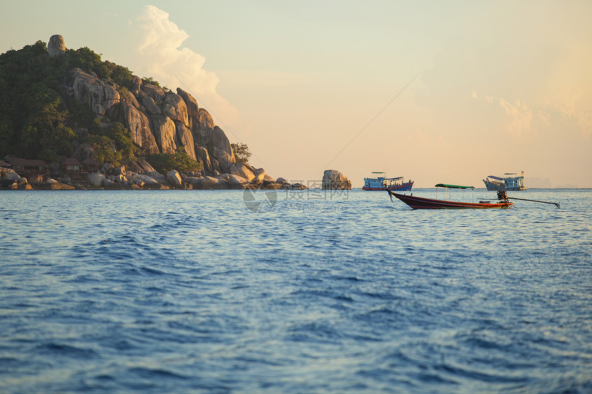 在角南蓝海和港太岛的蓝色海上漂浮图片