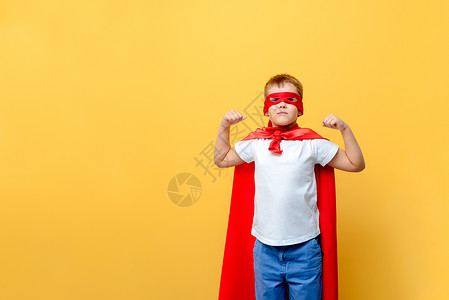 背景中的儿童超级英雄服装图片