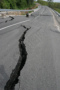 道路坍塌图片