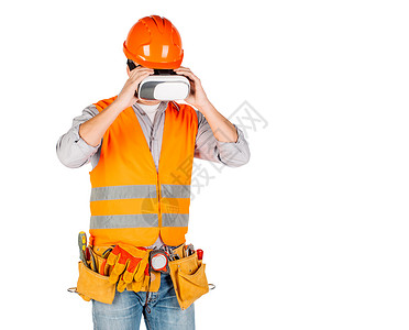 戴着未来派vr眼镜在白墙背景的头盔的生成器维修施工建筑人图片