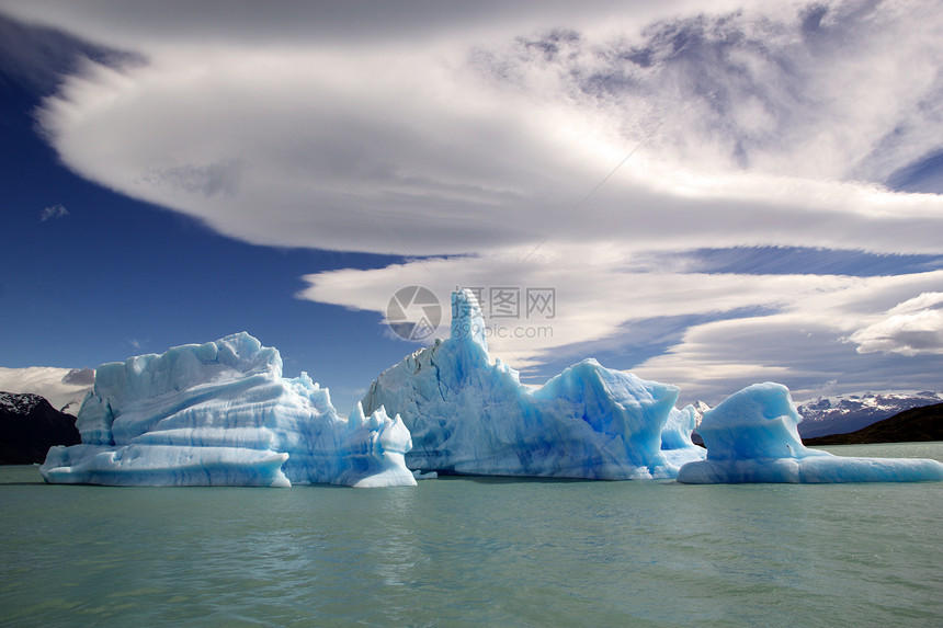 来自乌普萨拉冰川的冰山与阿根廷阿根廷湖令人惊叹的天空阿根廷湖是阿根廷图片