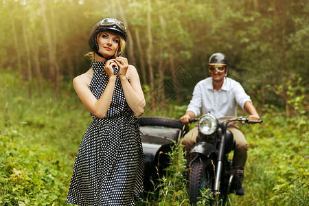 美丽的女人和骑摩托车的帅哥图片