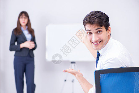 男女在办公室中介绍企业情况与男图片
