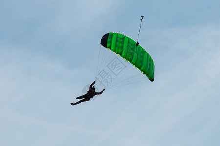 为登陆做准备的绿色降落伞与蓝天对图片