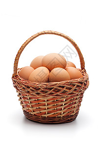以白色背景隔离的韦杰篮子中的新鲜农鸡蛋图片