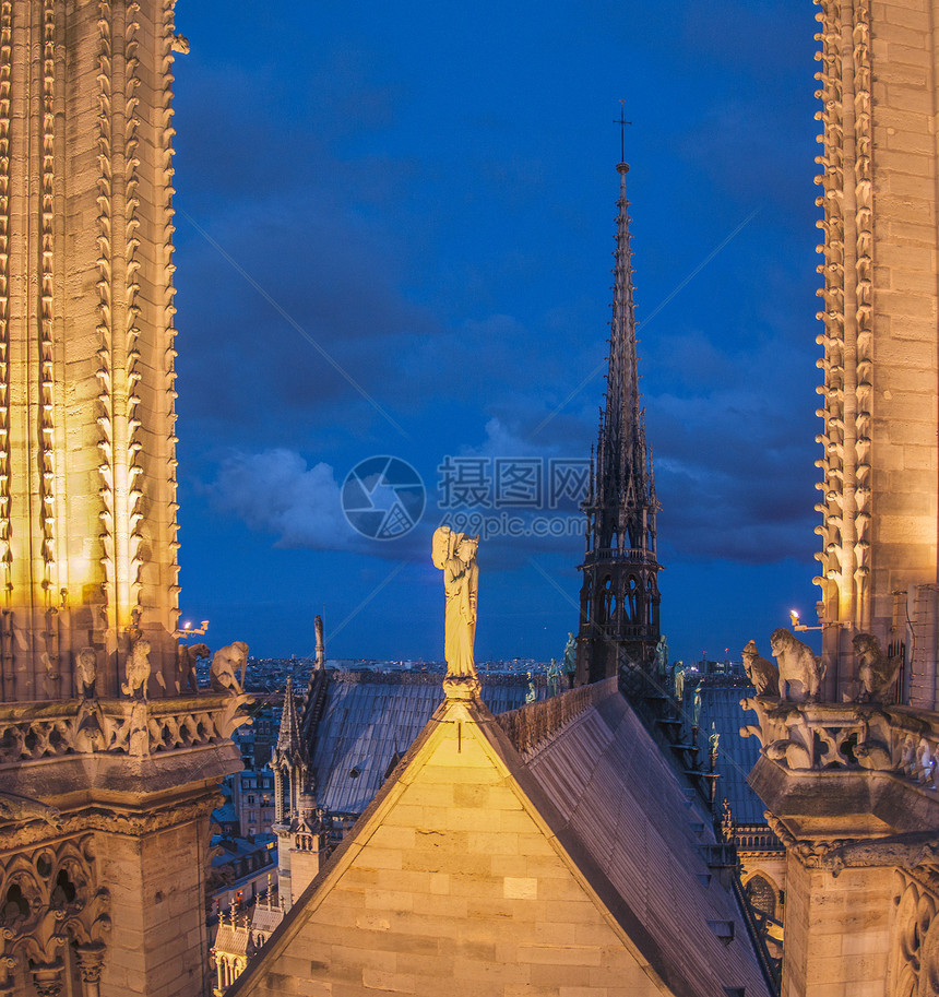 在黑暗天空背景上照亮的中世纪NotreDame哥特大图片
