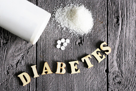 甜食药片和糖写糖尿病的木图片