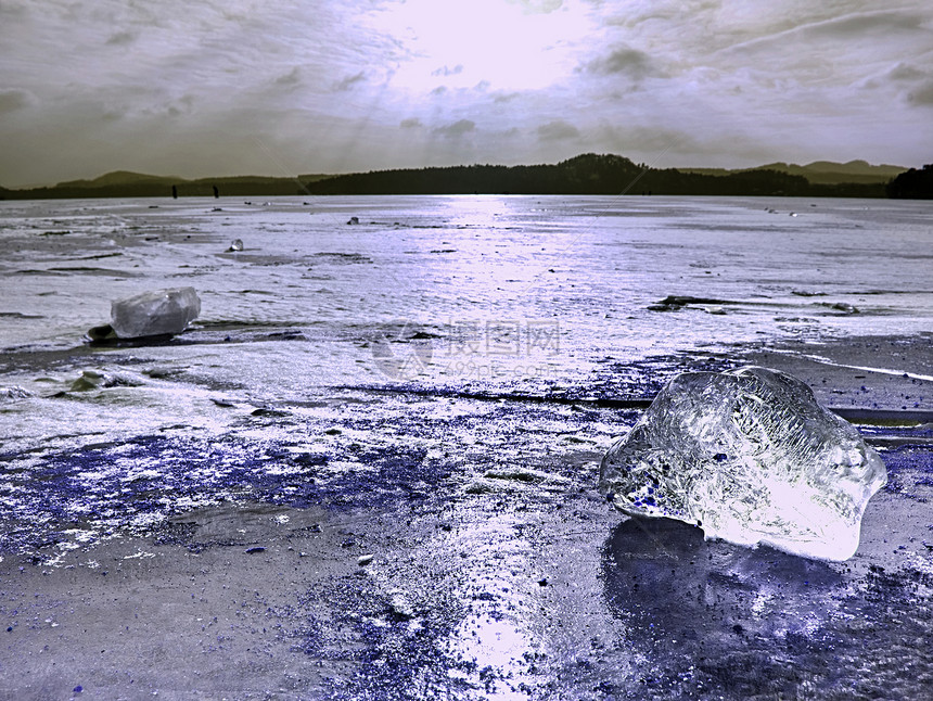 寒冷的海湾中美丽的史诗冰晶图片
