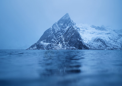 山在水面上的倒影挪威美丽的自然景观图片