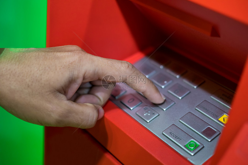 在ATM银行机器键盘上输入PIN图片