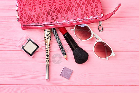 化妆包和时尚美容配件化妆包化妆品和太阳镜在彩色背景上的组成女图片