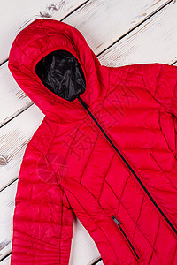 红色的夹克被缝制了暖和的隔热衣物配现图片