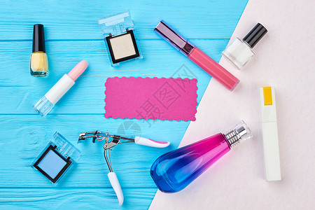 粉色空白卡片和化妆品套装图片