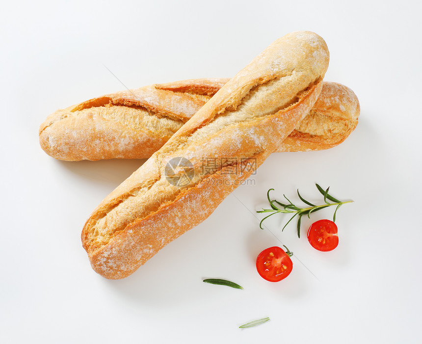 白色背景的法国短袋式面包迷迭图片
