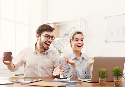 在现代办公室工作的年轻商业伙伴微笑着两位同事讨论新项目女商人微笑着图片