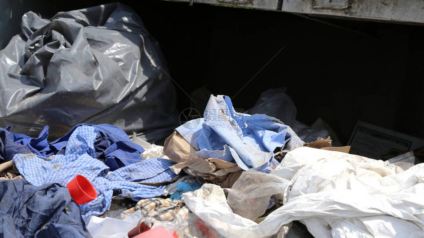 垃圾填埋场中收集可回收材料的很多废图片