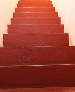 很长的红色楼梯上升到无限远图片