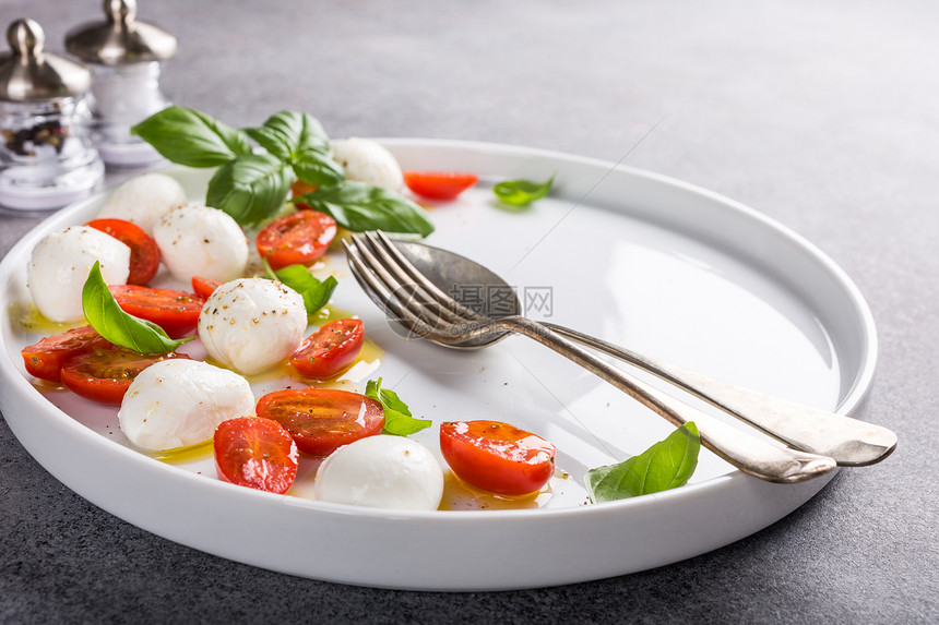 白盘健康经典美味卡普雷塞沙拉配成熟的西红柿和马苏里拉奶酪图片