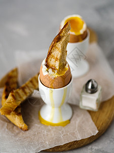 早餐软煮鸡蛋配吐司图片