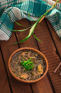 日式菜香猪肉汤小牛肉芽料面条和海草在阳光下的桌子上木质生锈背图片