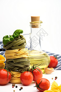 意大利面上加西红柿橄榄油烤肉大蒜和胡图片