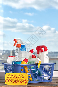 篮子里的清洁用品套件在蓝天背景的房子清洁产品专图片