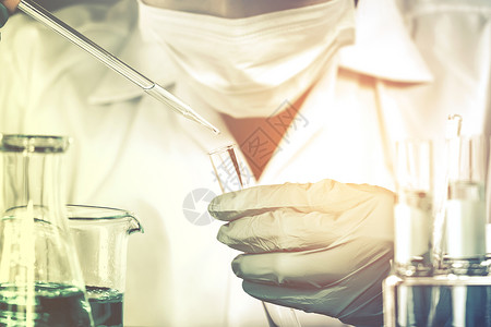 科学家将化学液体滴入实验室玻璃实验室化学测试实图片