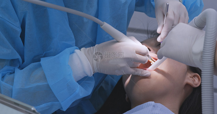 牙医检查女牙齿图片