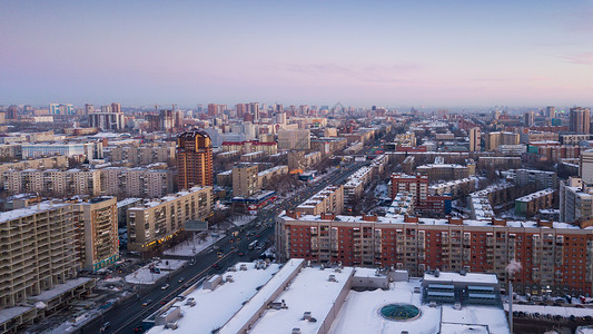 高现代住宅建筑街道购物中心河流天空和云层图片