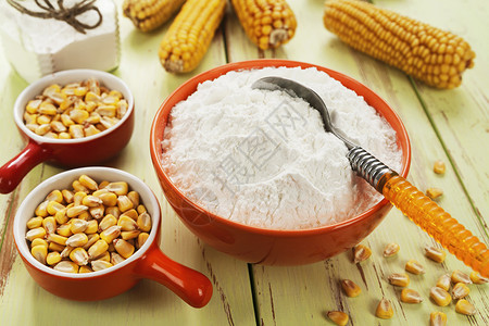 桌上的淀粉和玉米芯背景图片