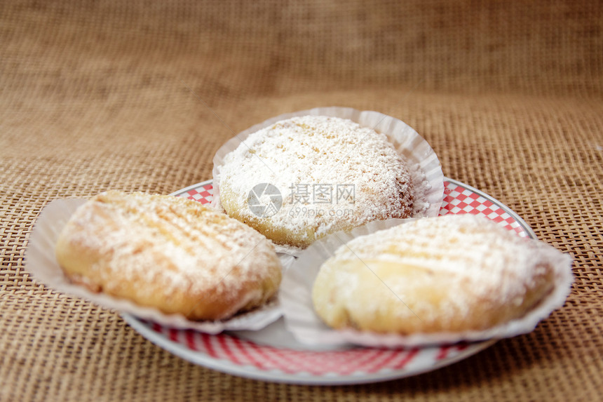 3个自制或餐桌的饼干在白色盘子上加了薄饼织物图片