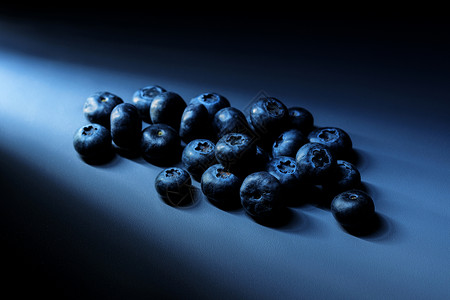蓝莓的喜怒无常的表示背景图片