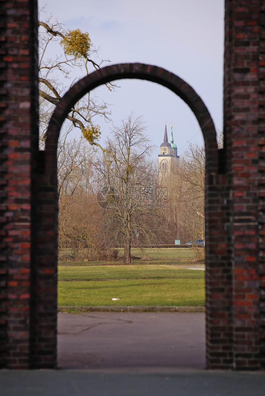 Magdeburg的圣约翰教堂通过Rotehornpark的图片