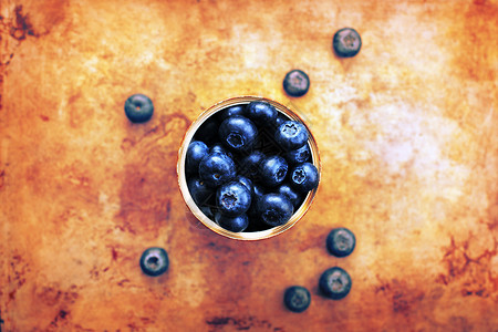 质朴背景下的创意蓝莓图片