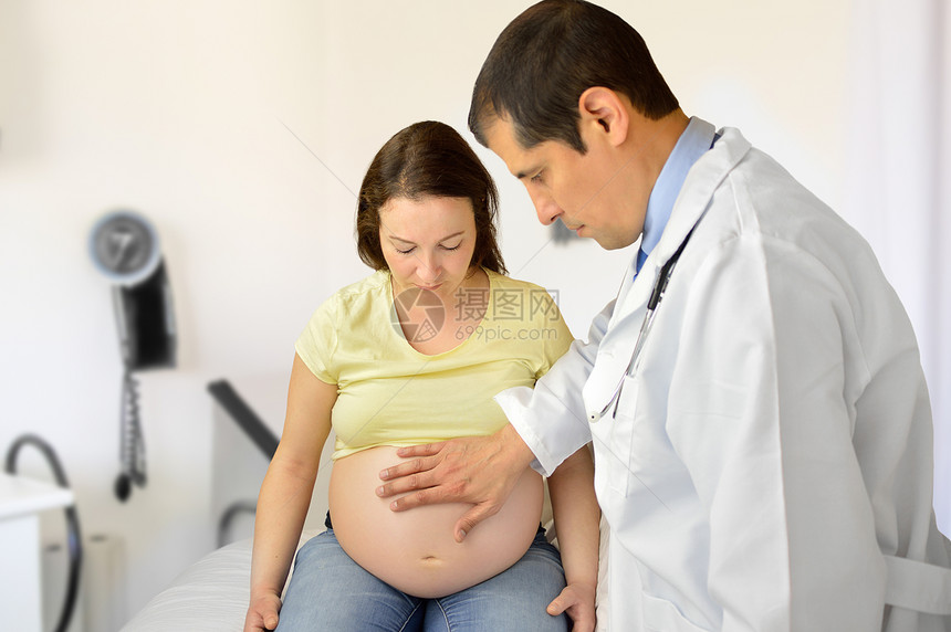 医生在他的怀孕病人中感觉到胎儿的身势图片