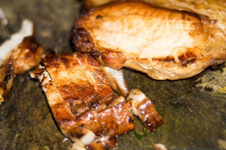 油炸猪肉切木头烧烤脂肪食物图片